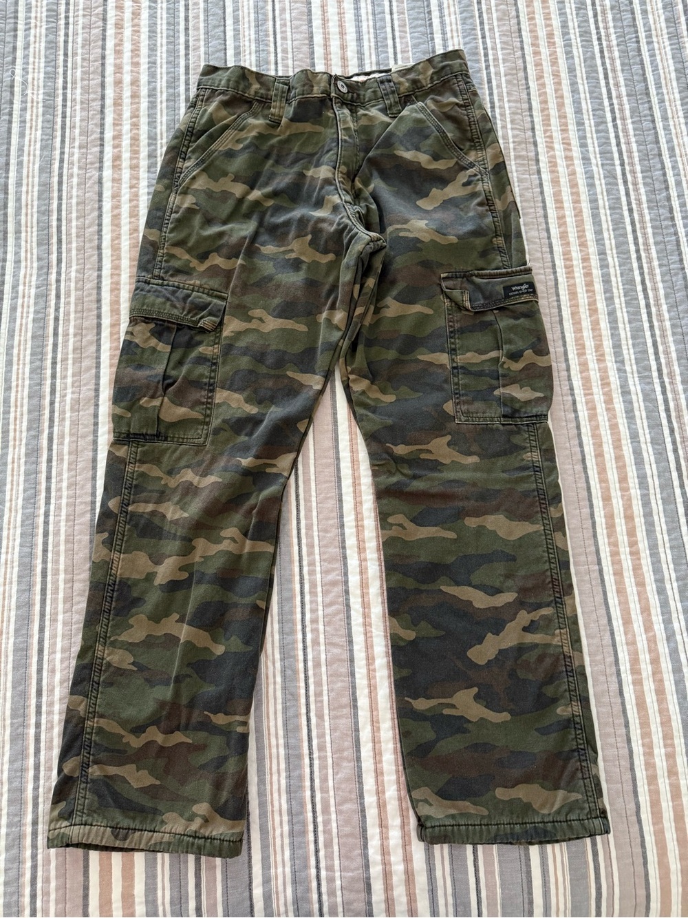 Wrangler Men's Camo Cargo Pants in Olive and Dark Green size 29x30